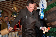 gekonnter Starkbieranstich Sankt Jakobus Blonder Bock durch den CSU OB Kandidaten Josef Schmid mit 2 Schlägen am 07.03.2014 (©Foto: Martin Schmitz)